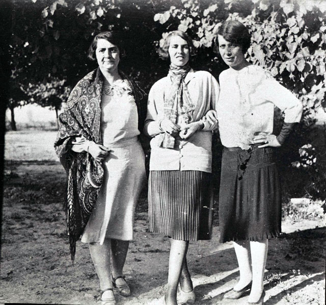 Frauen in westlicher Kleidung in 1927 